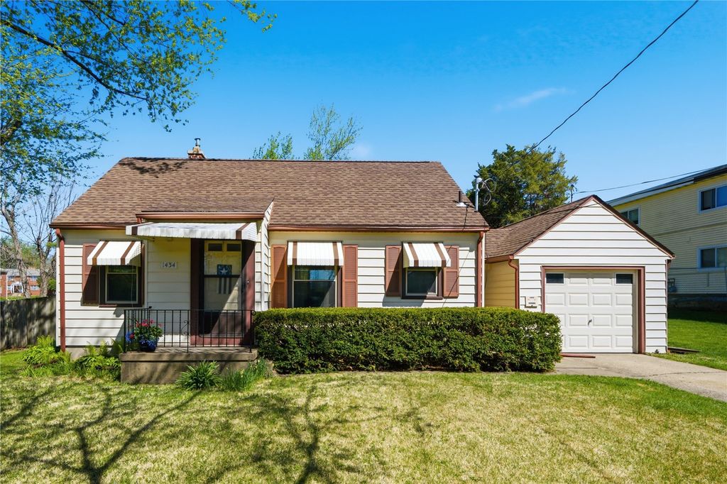 1434 Oakland NE, Cedar Rapids, IA 52402