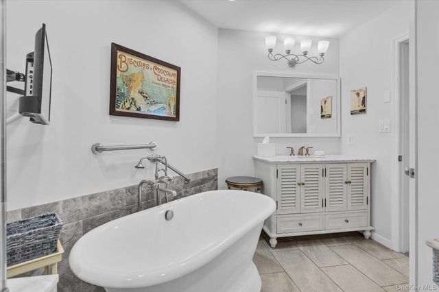 707 Bluffs Drive N, Baiting Hollow, NY 11933