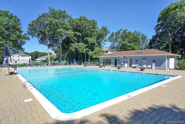 707 Bluffs Drive N, Baiting Hollow, NY 11933