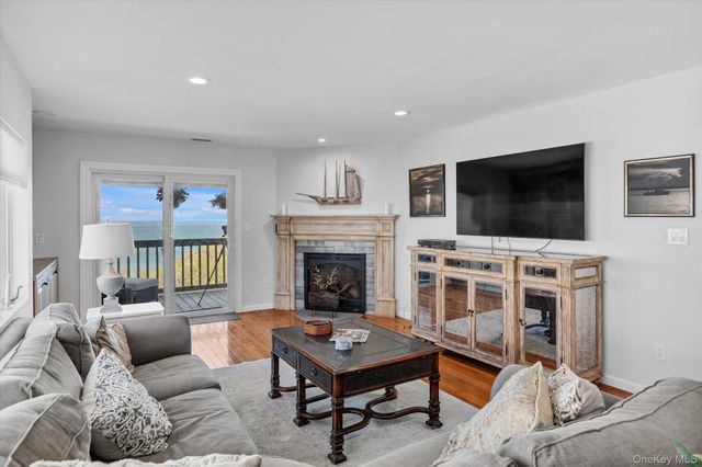 707 Bluffs Drive N, Baiting Hollow, NY 11933