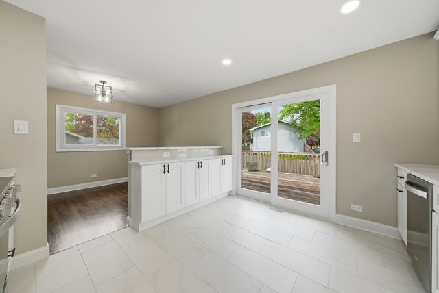 2S206 Mayfield Lane, Glen Ellyn, IL 60137