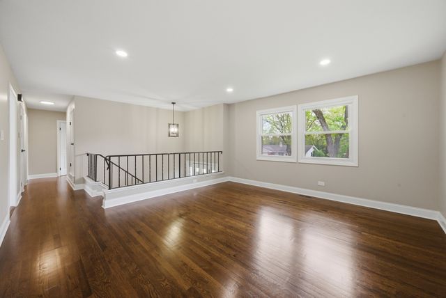 2S206 Mayfield Lane, Glen Ellyn, IL 60137