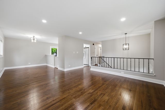 2S206 Mayfield Lane, Glen Ellyn, IL 60137