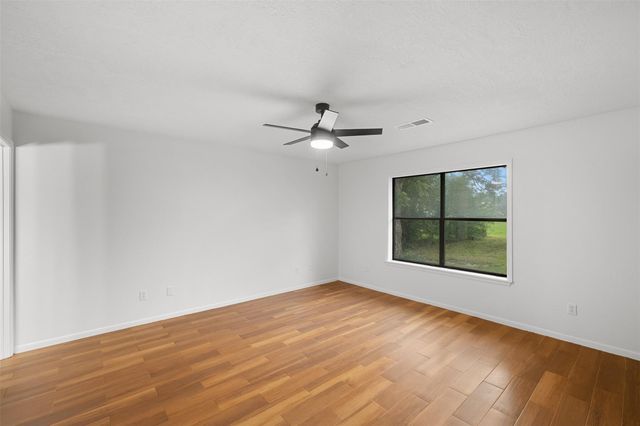 555 E Houston ST, Giddings, TX 78942