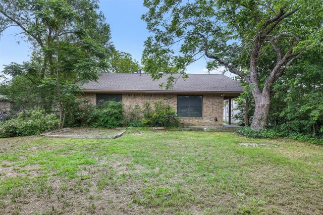 555 E Houston ST, Giddings, TX 78942