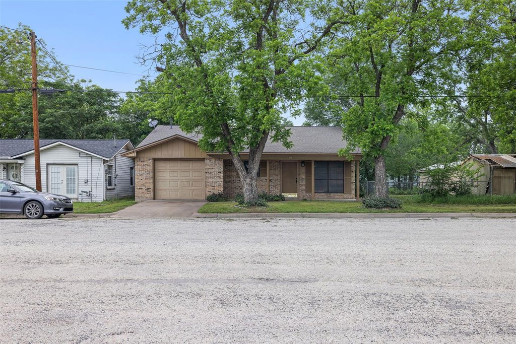 555 E Houston ST, Giddings, TX 78942