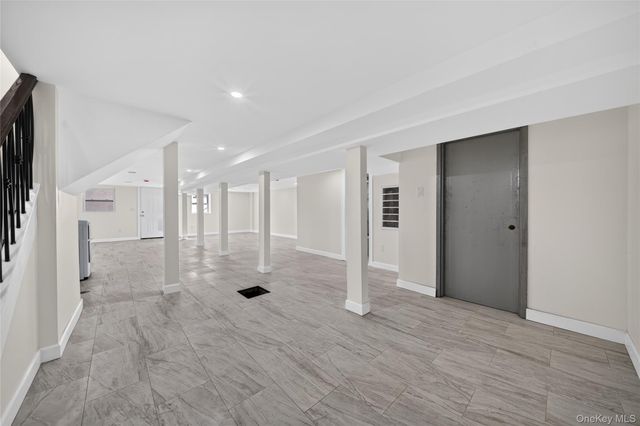 88 Dyckman Avenue, New Hyde Park, NY 11040