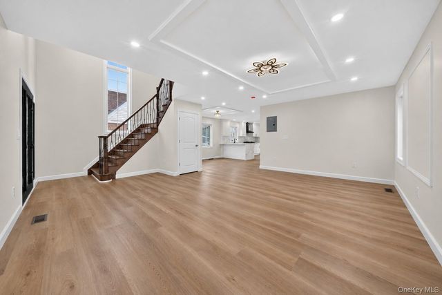88 Dyckman Avenue, New Hyde Park, NY 11040