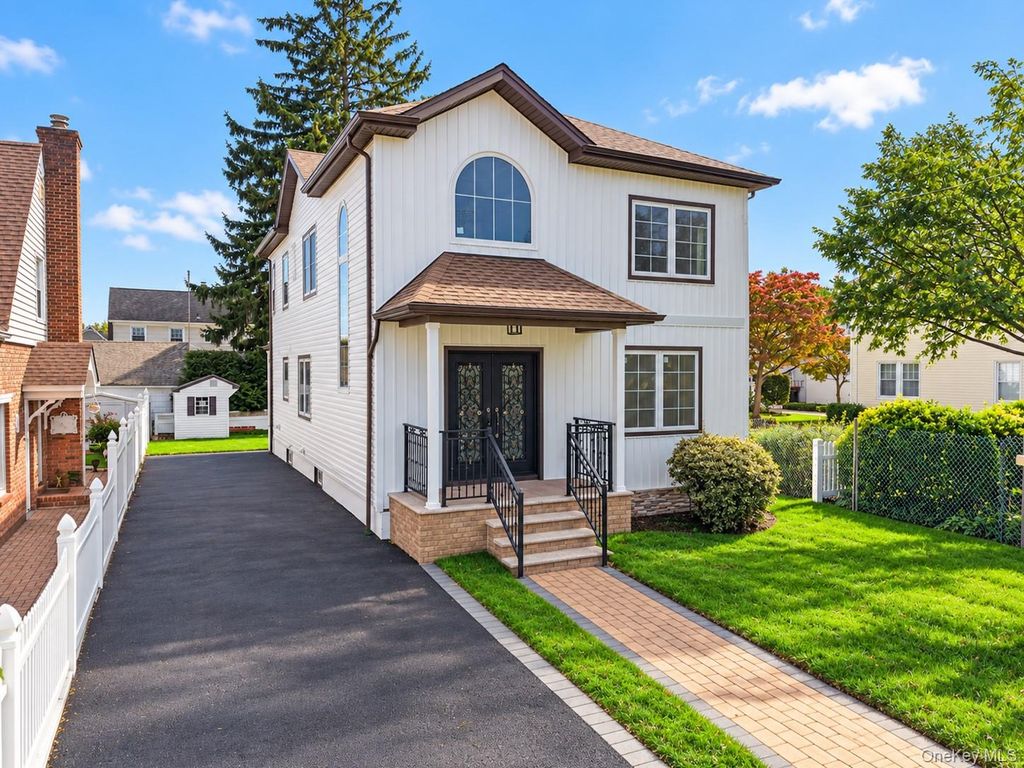 88 Dyckman Avenue, New Hyde Park, NY 11040 — photo 2