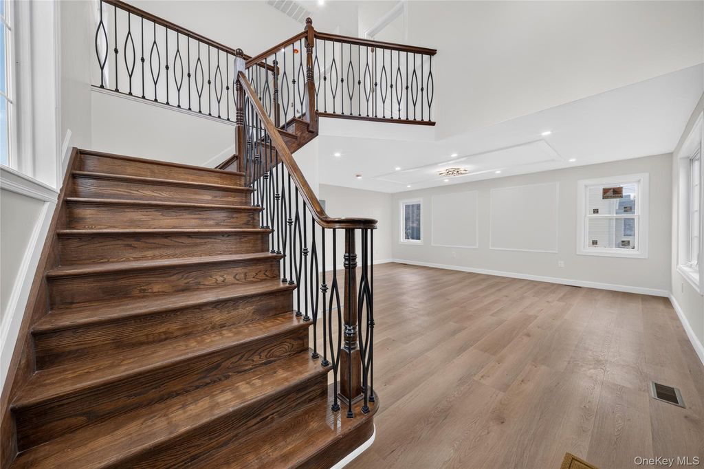88 Dyckman Avenue, New Hyde Park, NY 11040 — photo 4