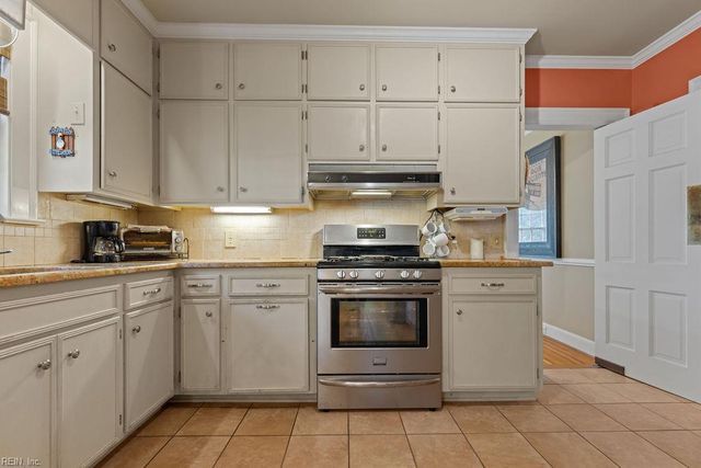 405 Meadow LN, Franklin, VA 23851