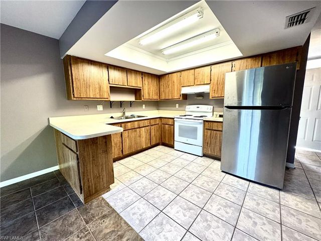 1307 SW Santa Barbara PL, Cape Coral, FL 33991