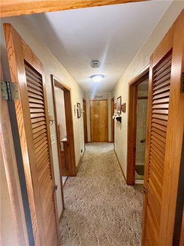 860 S Keel Ridge Rd, Hermitage, PA 16148