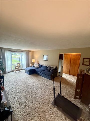 860 S Keel Ridge Rd, Hermitage, PA 16148