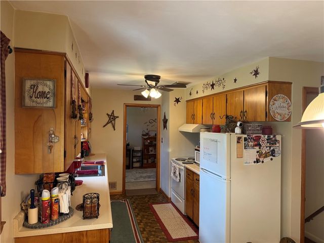 860 S Keel Ridge Rd, Hermitage, PA 16148