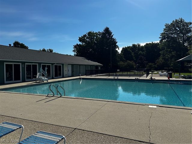 4842 Red Pine Way, North Ridgeville, OH 44039