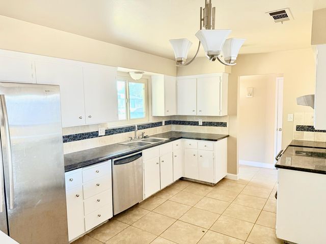 1850 W Donner Avenue, Fresno, CA 93705