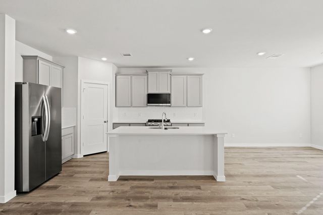 112 Water Grass Trail, Clute, TX 77531