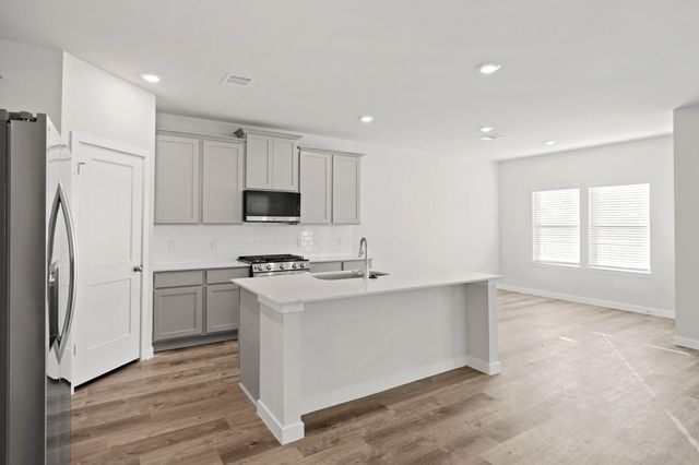 112 Water Grass Trail, Clute, TX 77531