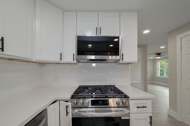 1985 Sherwood Forest Street, Houston, TX 77043