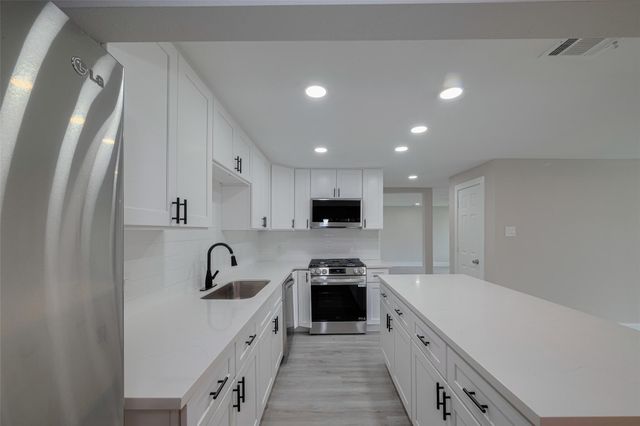 1985 Sherwood Forest Street, Houston, TX 77043