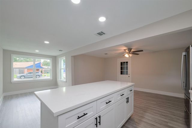 1985 Sherwood Forest Street, Houston, TX 77043