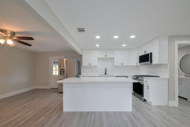 1985 Sherwood Forest Street, Houston, TX 77043