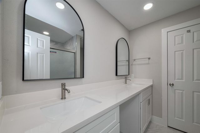 1985 Sherwood Forest Street, Houston, TX 77043