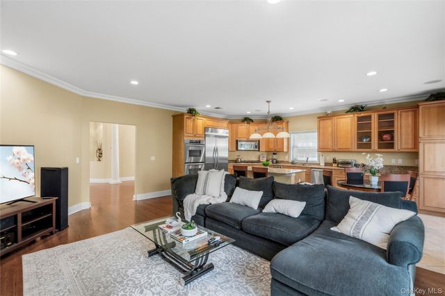 185 Sagamore Drive, Plainview, NY 11803