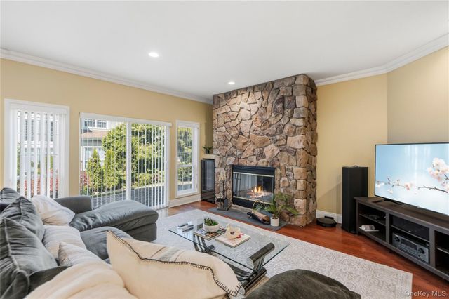185 Sagamore Drive, Plainview, NY 11803