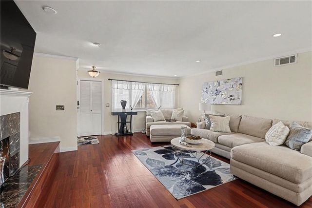 114 E 41st Street 5, Kansas City, MO 64111