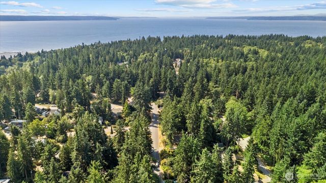 7921 Blakely Avenue, Clinton, WA 98236