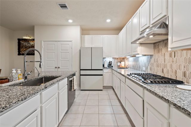 1323 Green Jay Lane, La Marque, TX 77568