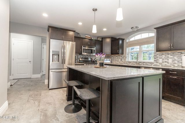 5866 Walnut Springs Boulevard, Sylvania, OH 43560