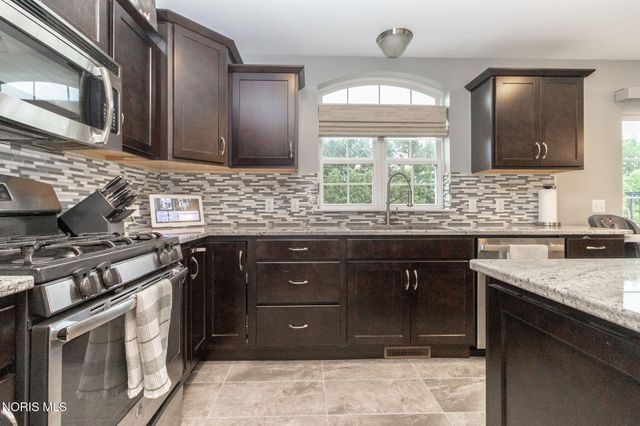 5866 Walnut Springs Boulevard, Sylvania, OH 43560