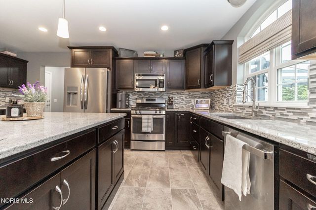 5866 Walnut Springs Boulevard, Sylvania, OH 43560