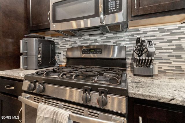 5866 Walnut Springs Boulevard, Sylvania, OH 43560