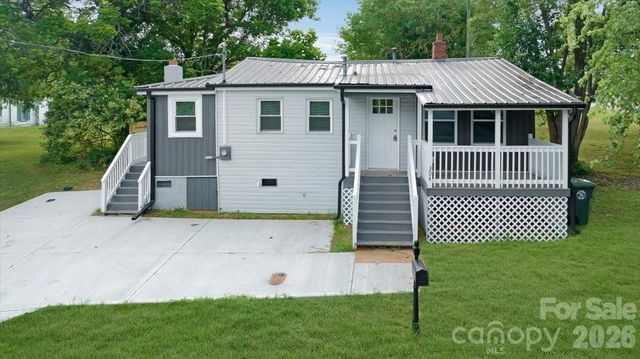 304 S Derby Avenue, Newton, NC 28658