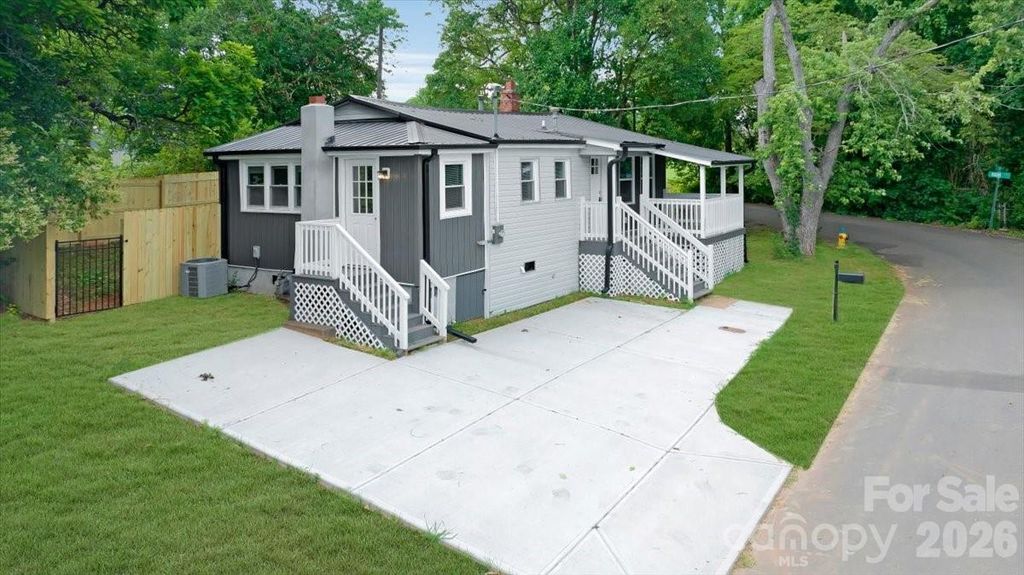304 S Derby Avenue, Newton, NC 28658
