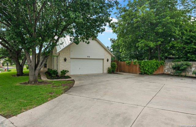 305 E Hosack St, Boerne, TX 78006