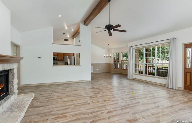 305 E Hosack St, Boerne, TX 78006