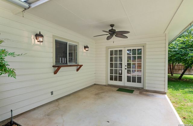 305 E Hosack St, Boerne, TX 78006