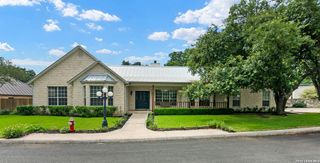 305 E Hosack St, Boerne, TX 78006