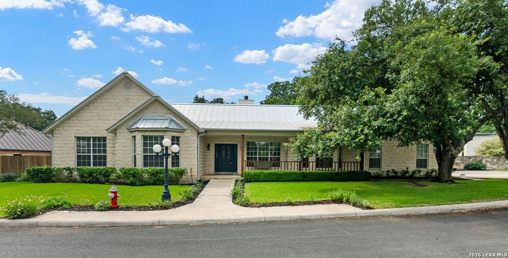 305 E Hosack St, Boerne, TX 78006
