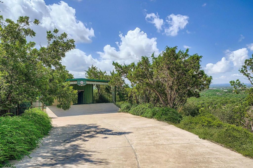 8132 -B Breeze WAY, Jonestown, TX 78645