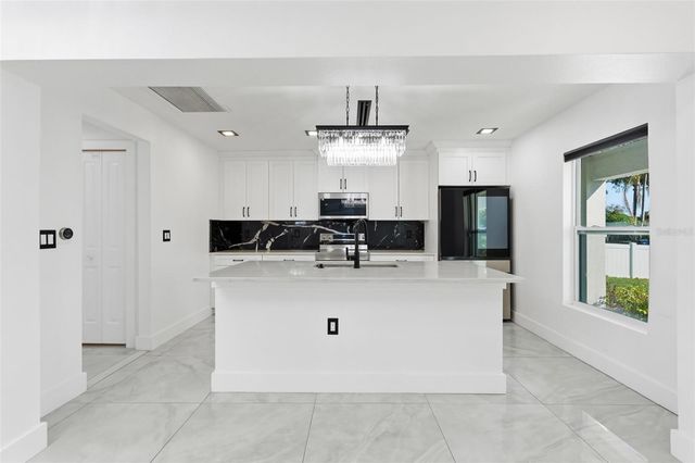 10104 N DARTMOUTH AVENUE, Tampa, FL 33612