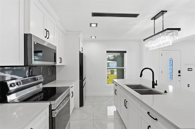 10104 N DARTMOUTH AVENUE, Tampa, FL 33612