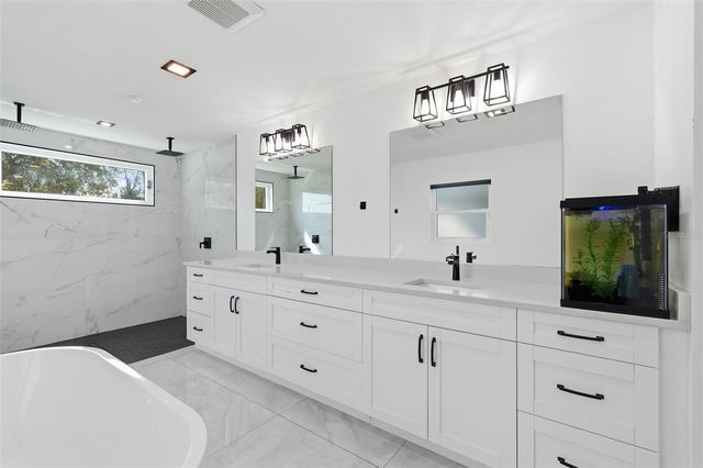 10104 N DARTMOUTH AVENUE, Tampa, FL 33612