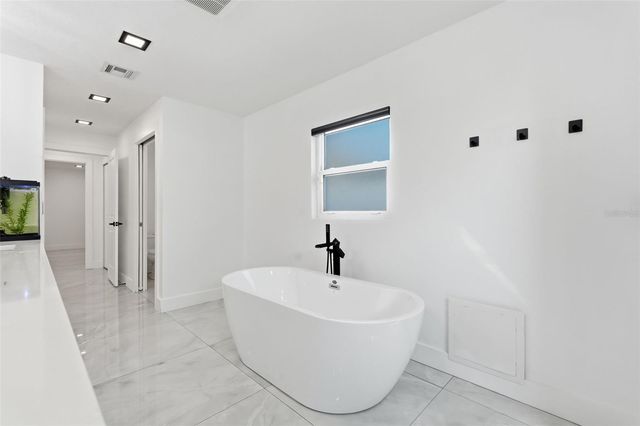 10104 N DARTMOUTH AVENUE, Tampa, FL 33612