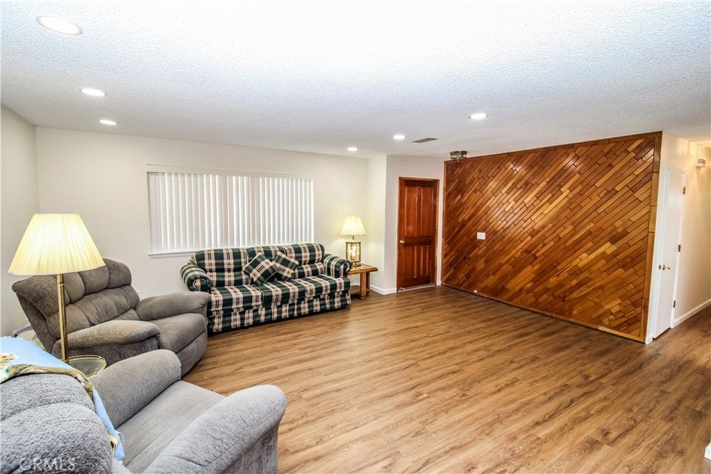 Image 4 of property listing at 12787 Cypress, Victorville, CA 92395